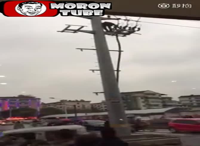 Video :A suicidal person transforms into a ball of flames after climbing on an electrical pylon (public warning)